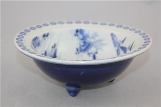 A Chinese blue and white tripod bowl, 18th / 19th century, 20cm.